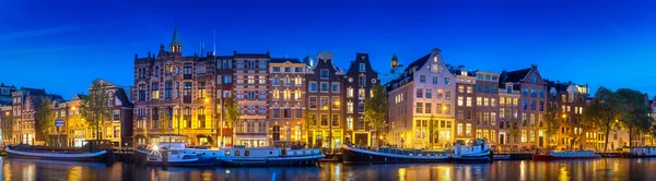 アムステルダムの街水の上の建物の反射と夜の風景 オランダ — ストック写真