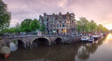Nehir, geleneksel eski evler ve tekneler, Amsterdam