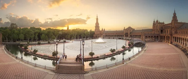 Uitzicht op het plein van Spanje bij zonsondergang, Sevilla — Stockfoto
