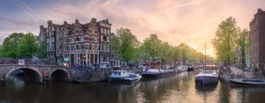 Nehir, geleneksel eski evler ve tekneler, Amsterdam