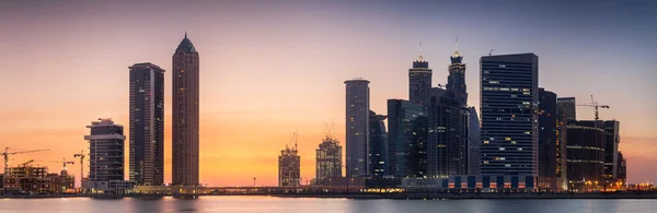 Paysage urbain de Dubaï et vue panoramique sur la baie d'affaires, Émirats arabes unis — Photo