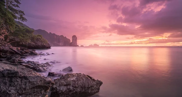 Tayland sahilinin tropikal kıyıları, ormanları ve uçurumları — Stok fotoğraf