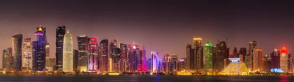 Vista do parque e do edifício no centro da cidade de Doha — Fotografia de Stock