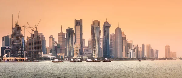 De skyline van West Bay en de stad Doha, Qatar — Stockfoto