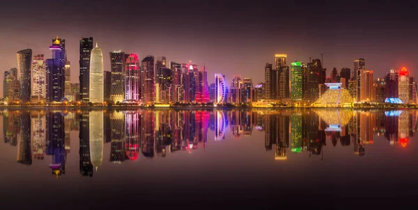 Uitzicht op park en het gebouw in het centrum van de stad Doha — Stockfoto