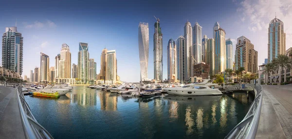 Zobrazení dne moře zálivu s jachty Dubai Marina, Spojené arabské emiráty — Stock fotografie