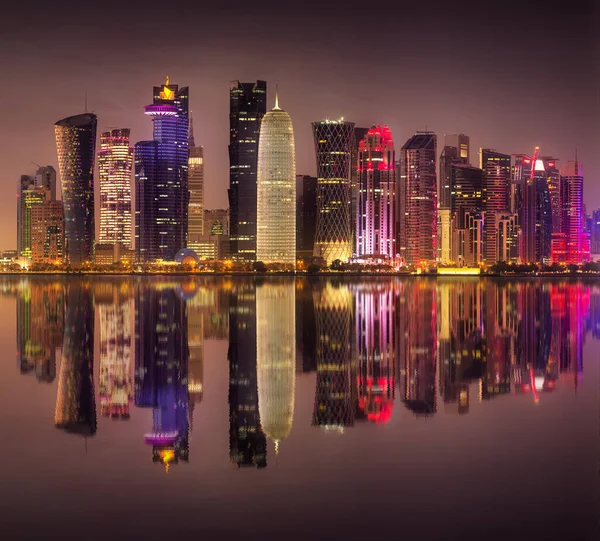 Uitzicht op park en het gebouw in het centrum van de stad Doha — Stockfoto