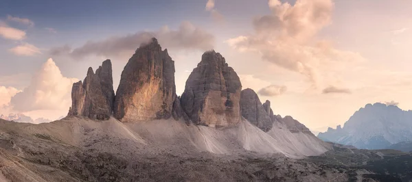 Tre Cime di Lavaredo、南チロル、ドロミテ イタリア アルプスの山尾根ビュー — ストック写真