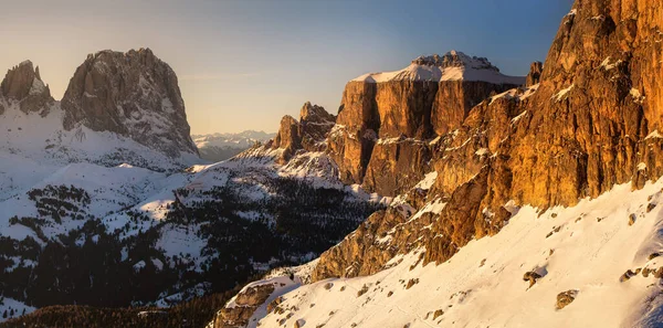 Fondo de Navidad y Año Nuevo con montañas de invierno, Italia — Foto de Stock