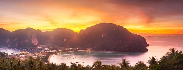 Aerial view of Phi-phi island during purple sunset — Stock Photo, Image