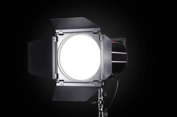 Estudio de fotografía flash aislado sobre fondo negro con lámpara . — Foto de Stock