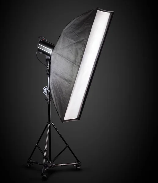 Fotostudio verlichting tribunes met flitser en softbox geïsoleerd op het zwart. — Stockfoto
