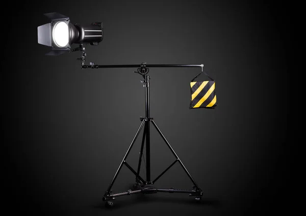 Studio de photographie flash sur un support d'éclairage isolé sur fond noir. — Photo
