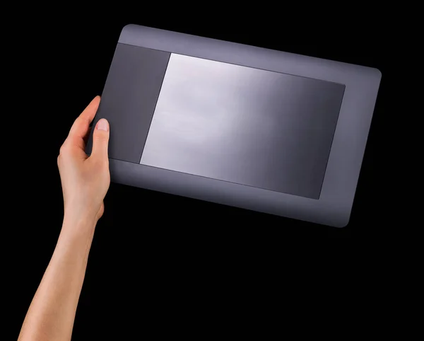 Рука тримає графічний планшет для ілюстраторів і дизайнерів ізольовано на чорному — стокове фото