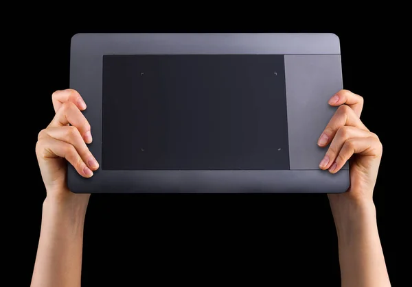 Grafik-Tablet für Illustratoren und Designer in der Hand, isoliert auf Schwarz — Stockfoto