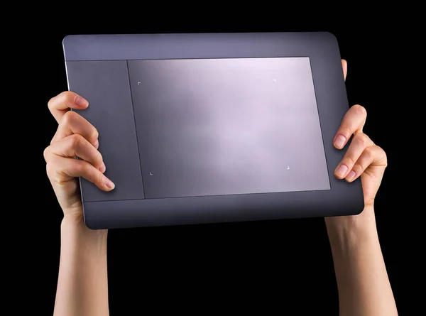 Grafik-Tablet für Illustratoren und Designer in der Hand, isoliert auf Schwarz — Stockfoto