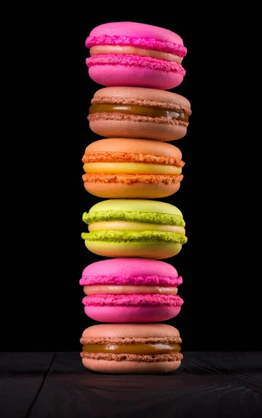 Stapel Französischer Farbenfroher Makronen Oder Macarons Auf Holztisch Isoliert Auf — Stockfoto