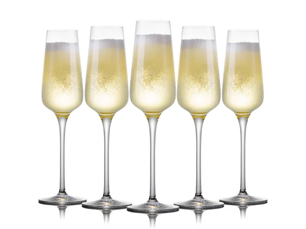 Set Bicchieri Champagne Lusso Fila Uno Sfondo Bianco Concetto Viticoltura — Foto Stock