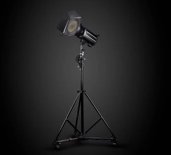 Fotografering Studio Blixt Ett Ljusstativ Isolerad Svart Bakgrund Med Lampa — Stockfoto