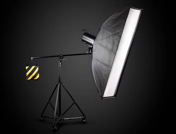Studio Osvětlení Stojí Flash Softbox Izolované Černém Pozadí Výstřižkem Cestu — Stock fotografie