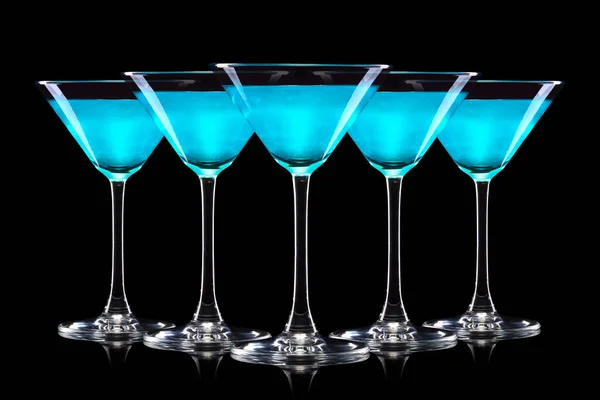 Conjunto Coquetel Curaçao Azul Copos Martini Isolados Fundo Preto — Fotografia de Stock