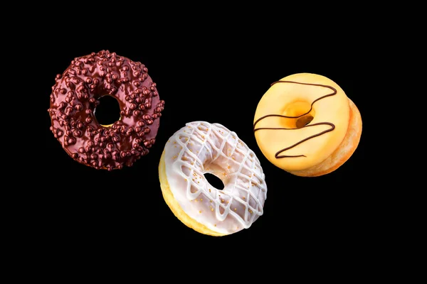 Conjunto Donuts Envidraçados Voadores Com Polvilhas Sobre Fundo Preto Com — Fotografia de Stock