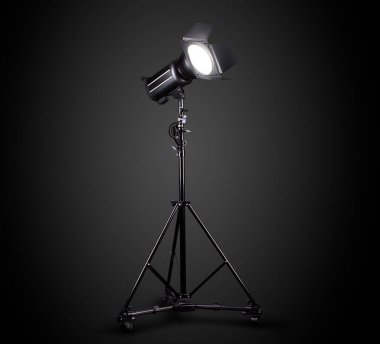 Lambalı, siyah arkaplanda izole edilmiş bir aydınlatma tezgahında fotoğraf stüdyosu flaşı. Monobloc ya da monolight gibi kazançlı ekipmanlar
