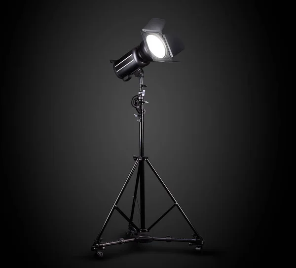 Fotografiestudio Flitser Een Lichtstandaard Geïsoleerd Zwarte Achtergrond Met Lamp Apparatuur — Stockfoto