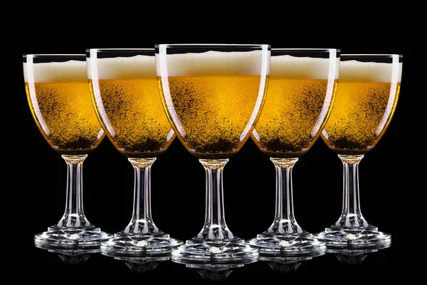 Set Van Ijzige Glazen Licht Bier Met Schuim Geïsoleerd Een — Stockfoto