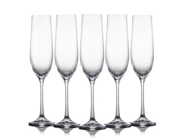 一套空的香槟酒杯在白色的背景上排成一排 酿酒业及饮食业的概念 — 图库照片