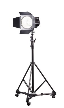 Işıkçı tezgahındaki fotoğraf stüdyosu flaşı beyaz arka planda, lambayla izole edilmiş. Monobloc ya da monolight gibi kazançlı ekipmanlar