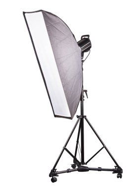 Stüdyo ışıklandırması, beyaz arka planda kırpma yolu ile izole edilmiş flaş ve softbox ile ayakta duruyor. Profesyonel fotoğraf ekipmanı elementleri.