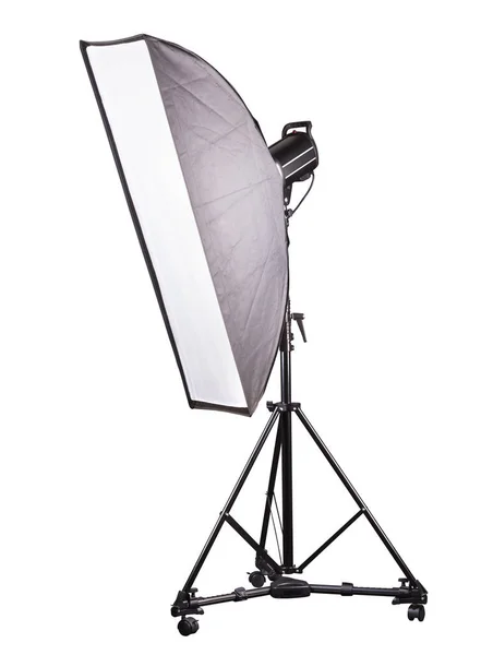 Studio Illuminazione Stand Con Flash Softbox Isolato Sullo Sfondo Bianco — Foto Stock