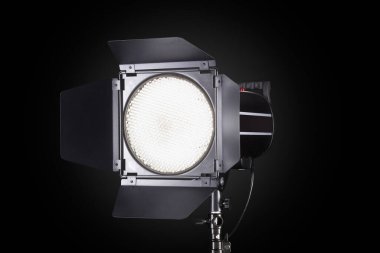 Fotoğraf stüdyosu flaşı, siyah arka planda, lambayla izole edilmiş. Monobloc ya da monolight gibi kazançlı ekipmanlar