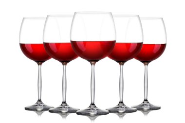 Beyaz arka planda kırmızı şarap için bir takım bardaklar. Şarap yapımı ve restoran işi kavramı