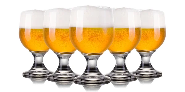 Sada Mrazivých Sklenic Lehkého Piva Pěnou Izolovanou Bílém Pozadí — Stock fotografie