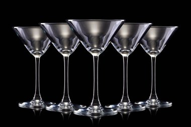 Beyaz arkaplanda izole edilmiş boş martini bardakları..