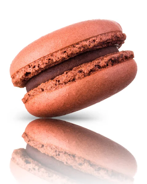 Macro photo de macaron au caramel français ou macaron isolé sur fond blanc — Photo