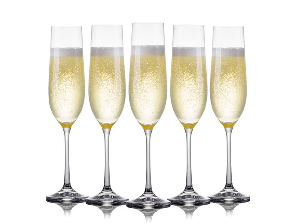 Uppsättning lyxiga champagneglas i rad isolerad på en vit bakgrund — Stockfoto