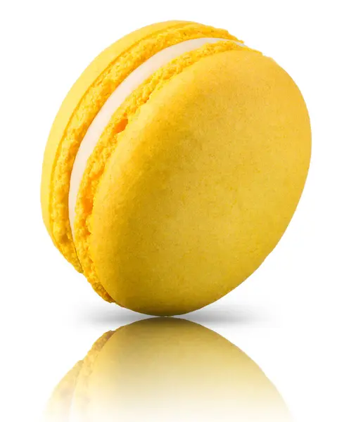 Macro foto di macaron giallo francese isolato su sfondo bianco — Foto Stock