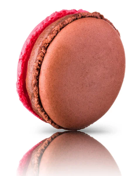 Macro photo de macaron au caramel français ou macaron isolé sur fond blanc — Photo