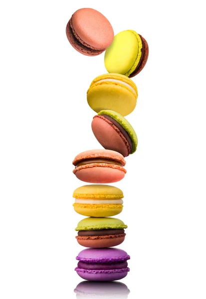 Set di macaron volanti colorati francesi isolati su sfondo bianco — Foto Stock