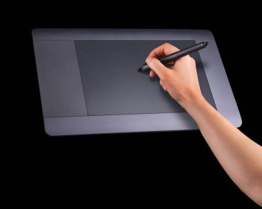 Elle tutulan dijital grafik kalem ve çizim tableti siyah üzerine izole