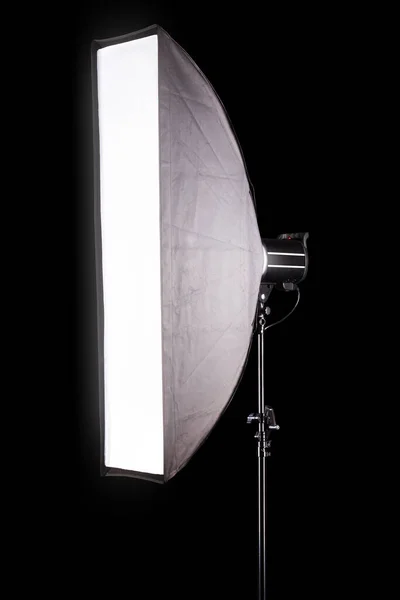 Soportes de iluminación de estudio fotográfico con flash y softbox aislados en el negro. —  Fotos de Stock