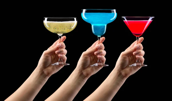 Set di mani che tengono cocktail isolati su sfondo nero — Foto Stock