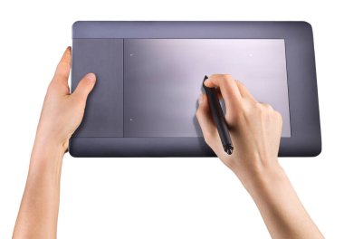 Elle tutulan dijital grafik kalem ve beyaz üzerine izole edilmiş grafik tableti