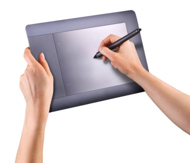 Elle tutulan dijital grafik kalem ve beyaz üzerine izole edilmiş grafik tableti