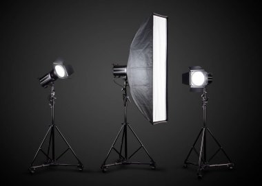 Fotoğraf stüdyosunun ışıklandırması siyah üzerine izole edilmiş flaş ve softbox ile duruyor..