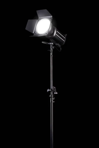 Fotografie studio flitser op een lichtstandaard geïsoleerd op zwarte achtergrond. — Stockfoto