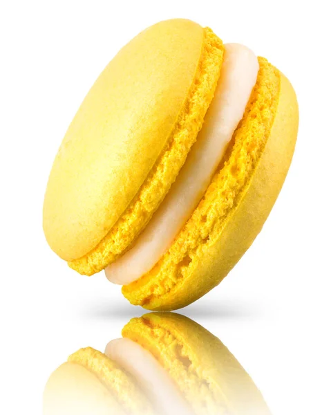 Macro foto di macaron giallo francese isolato su sfondo bianco — Foto Stock